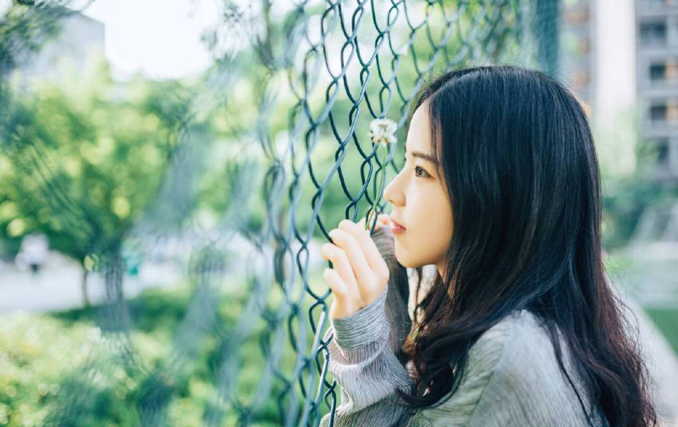 清晨，空气中带着几分湿冷，令人分外难受，庞统站在刺史府外，有些无奈的狠狠地瞪了法正一眼，在他身后，邓贤、泠苞等人则是对着张松一群益州世家怒目而视，刘璋已经失去了一切，此前终究君臣一场，就算刘璋当时做的不地道，但如今蜀中已经败亡，刘璋也不再是君主，这些人怎就不依不饶。